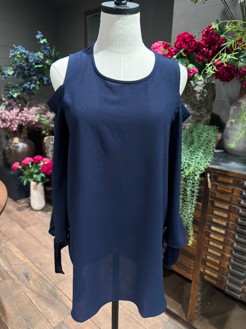 GIBSON cold shoulder navy top - size small